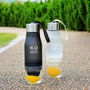 Garrafa com Infusor de Frutas H2O